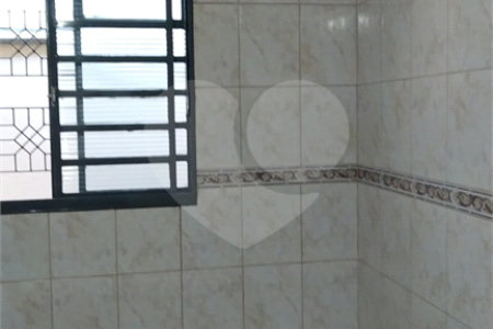 Casa Térrea com 3 dormitórios, sendo 1 suíte.