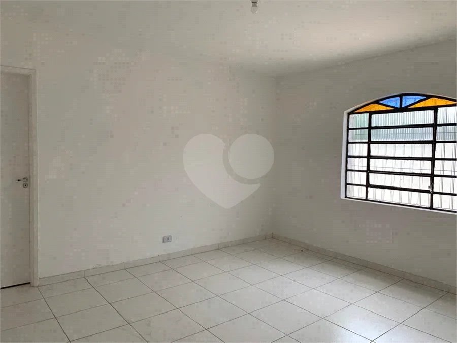 Casa espaçosa com 3 quartos, suíte, quintal e 2 vagas na Vila Santa Catarina