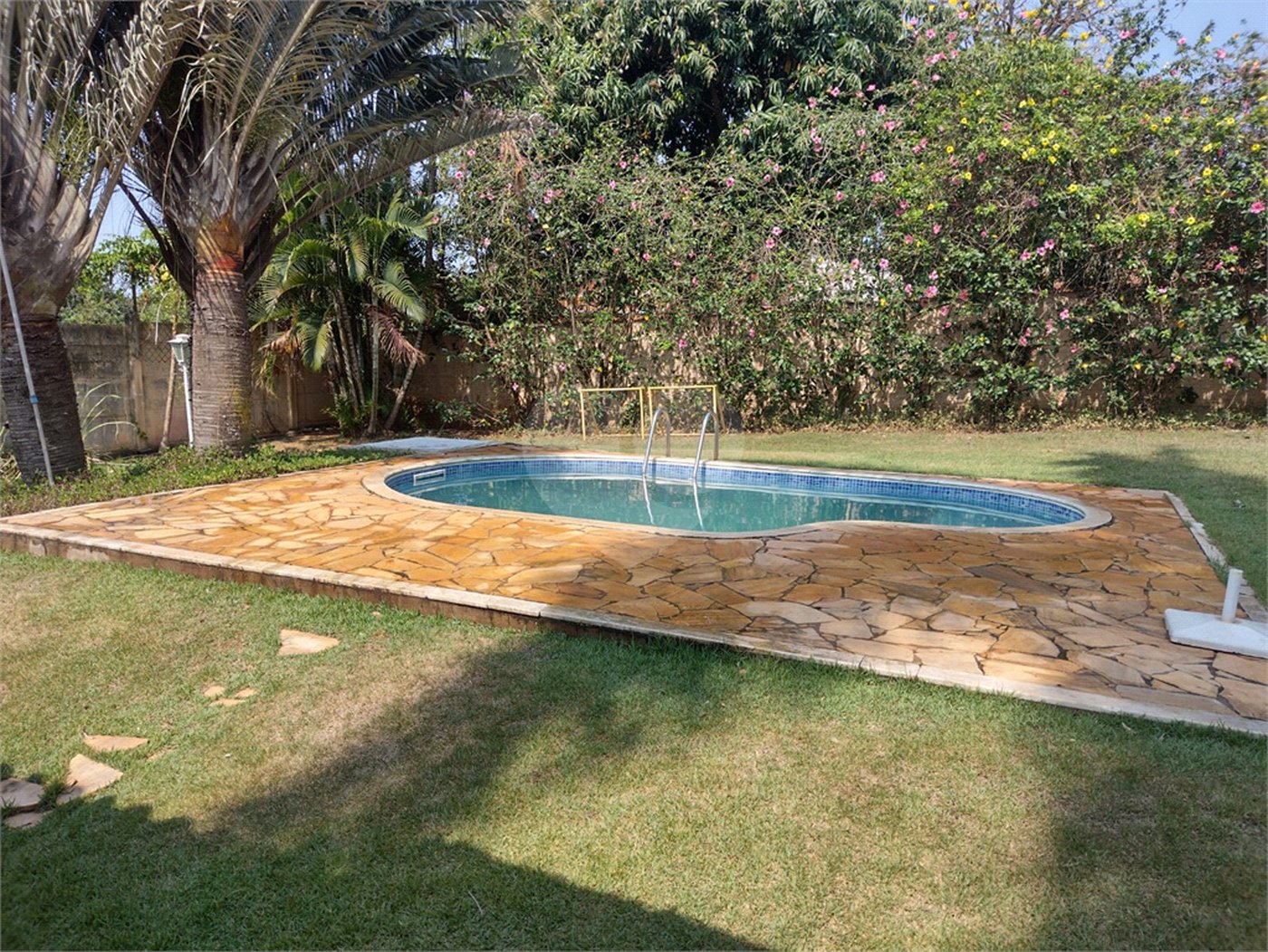 Indaiatuba- Recreio Internacional Viracopos - Terreno com 1000 ms - construido 200 ms - Sobrado com 3 dorms, 1 suite, Ar condicionado nos quartos e sala, cozinha com armários, cooktop, ampla varanda - Quiosque com churrasqueira e piscina , playground, garagem, deposito - R$ 1.500.000,00 - não ace