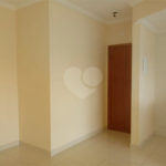 Apartamento no Condomínio Residencial Clarice.