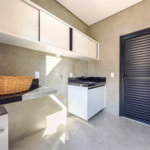 Indaiatuba - Condomínio Milano - Sobrado - 350 m² de terreno - 240 m² de área construída - 4 vagas de garagem, sendo 2 cobertas - Salas de estar e jantar integradas - 3 suítes com closet e varanda no pavimento superior - Escritório no térreo - Espaço gourmet com churrasqueira - Banheiro externo
