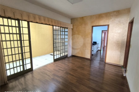 Casa á venda na Avenida Pau Brasil.