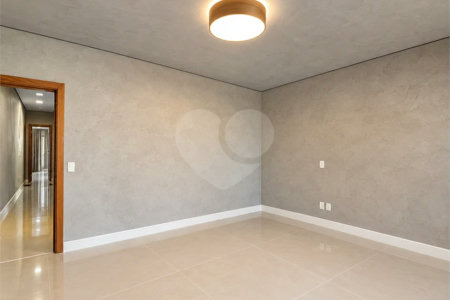 Sobrado geminado com 185 m², 3 suítes, closet, 4 vagas, área gourmet, sótão, energia solar, aquecimento de água e sistema completo de segurança.
