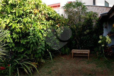 Sobrado com quintal amplo e arborizado a venda