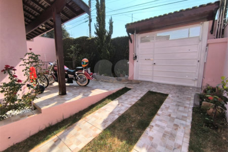 Casa à Venda no Santa Marta com 3 Suítes e Piscina