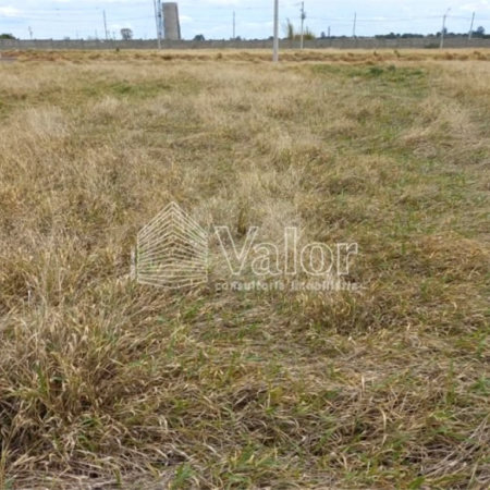 Terreno plano no Condomínio Villeneuve, com 250,00 m² de área total.