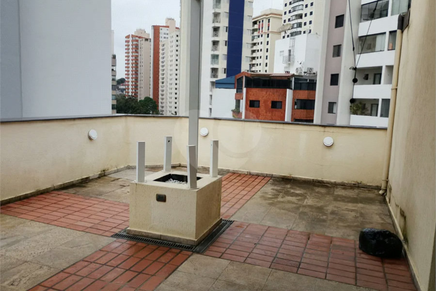 Linda cobertura Duplex om 3 dormitórios, sendo uma suíte com armários e ar condicionado e 2 vagas .