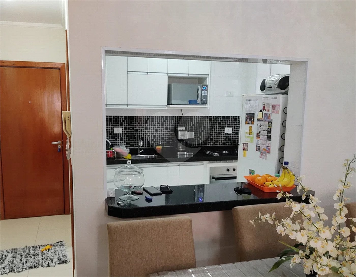 Apartamento térreo , três quartos sendo uma suíte.