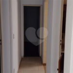 Apto com 2 dormitórios, dois banheiros , e uma garagem.