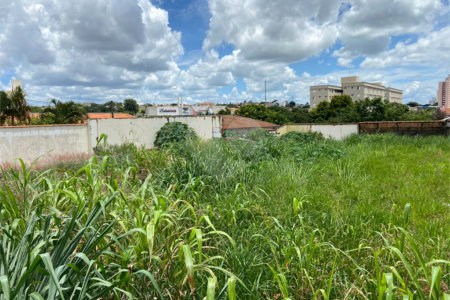 Terreno com 1.107,00 de área total.