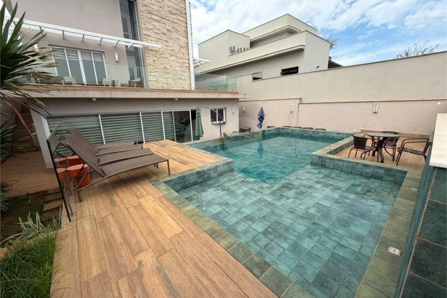 Casa de alto padrão em condomínio exclusivo com 4 suítes