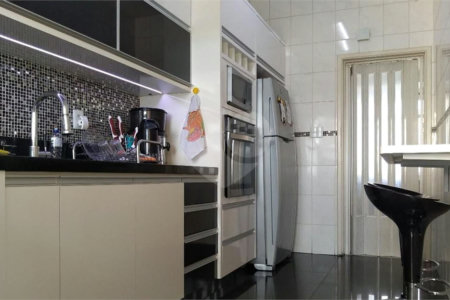 Apartamento com três dormitórios no Bom Retiro.