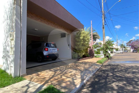 Excelente casa com muito boa localização no Condomínio Eldorado á venda.