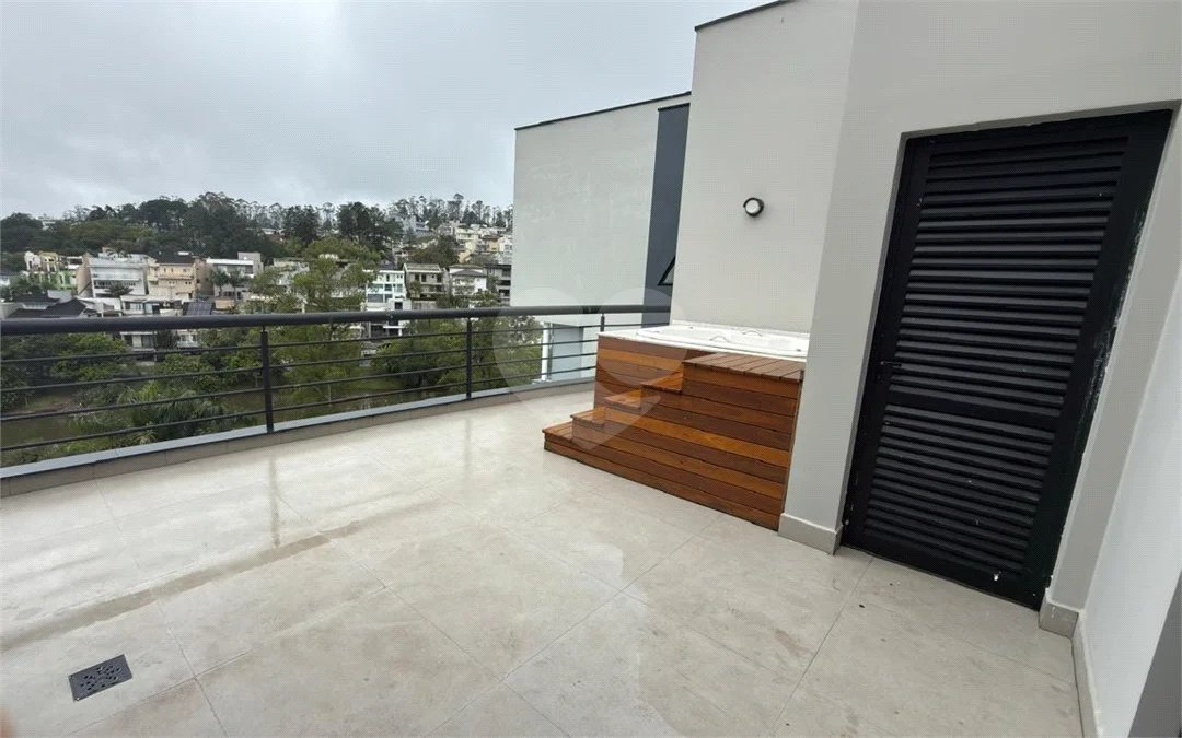 Sobrado de alto padrão no Swiss Park, totalmente reformado, com 4 suítes, piscina, elevador, espaço gourmet, 4 vagas e condomínio com lazer completo.