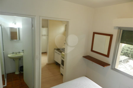 Apartamento mobiliado na Bela Vista de 36m² com 1 vaga de garagem.