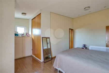 Casa à venda com 5 quartos, sendo 3 suítes, no condomínio Triplex, São Paulo - SP
