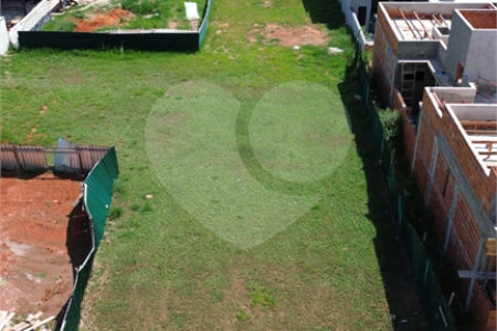 Terreno à venda no Condomínio Jardim Villa Sapezal, em Indaiatuba (Chácara Alvorada) — R$ 580.000,00 - Terreno com 360m² de área total (12x30), o terreno é plano e está localizado na entrada do condominio,O Jardim Villa Sapezal conta com infraestrutura completa, ruas largas e pavimentadas, portaria