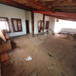 Casa térrea com 5 dormitórios, sendo 2 suítes.