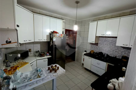 Casa à venda em Atibaia com 5 dormitórios (1 suíte), piscina e área gourmet, 2 vagas garagem, avalia permuta e financiamento
