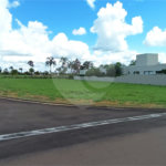 Terreno no Condomínio Damha Golf.