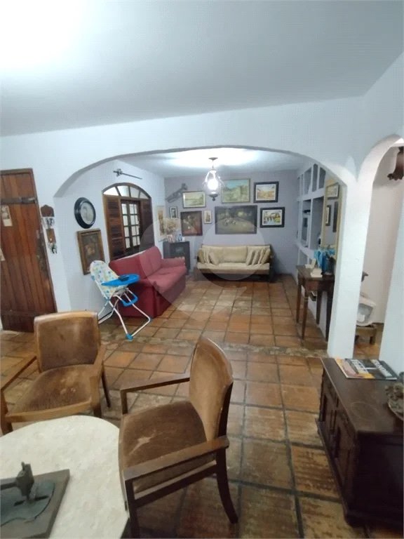 Casa à venda na Vila Mariana de 300 metros quadrados, com 3 dormitórios, 1 suíte e 2 vagas.