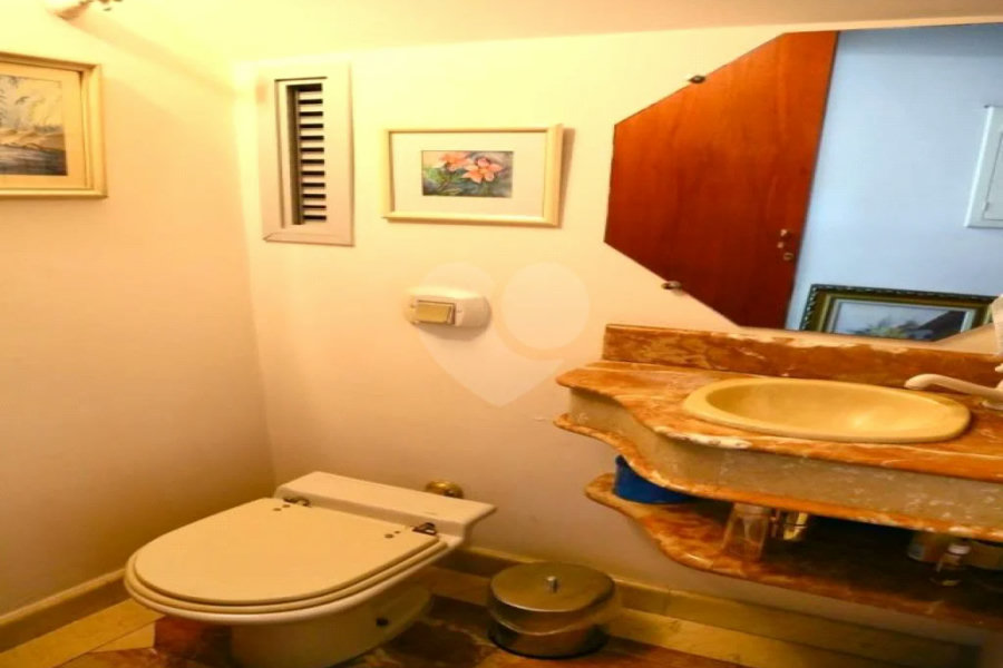 Apartamento à venda com 3 quartos, sendo 1 suíte, e 4 banheiros no total.