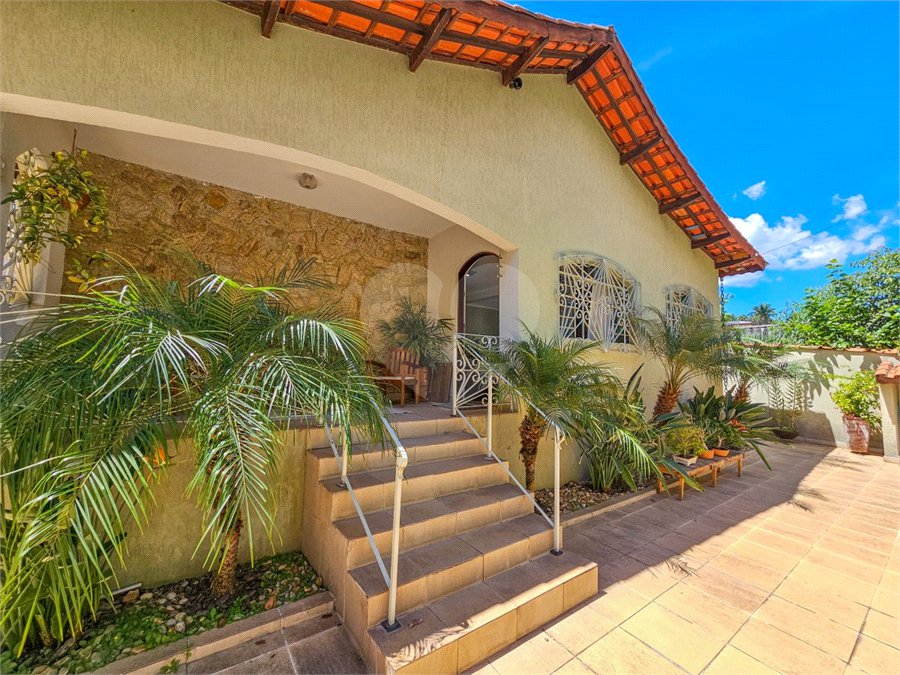 Casa térrea em Atibaia com 3 dormitórios (2 suítes), piscina, espaço gourmet, condomínio fechado