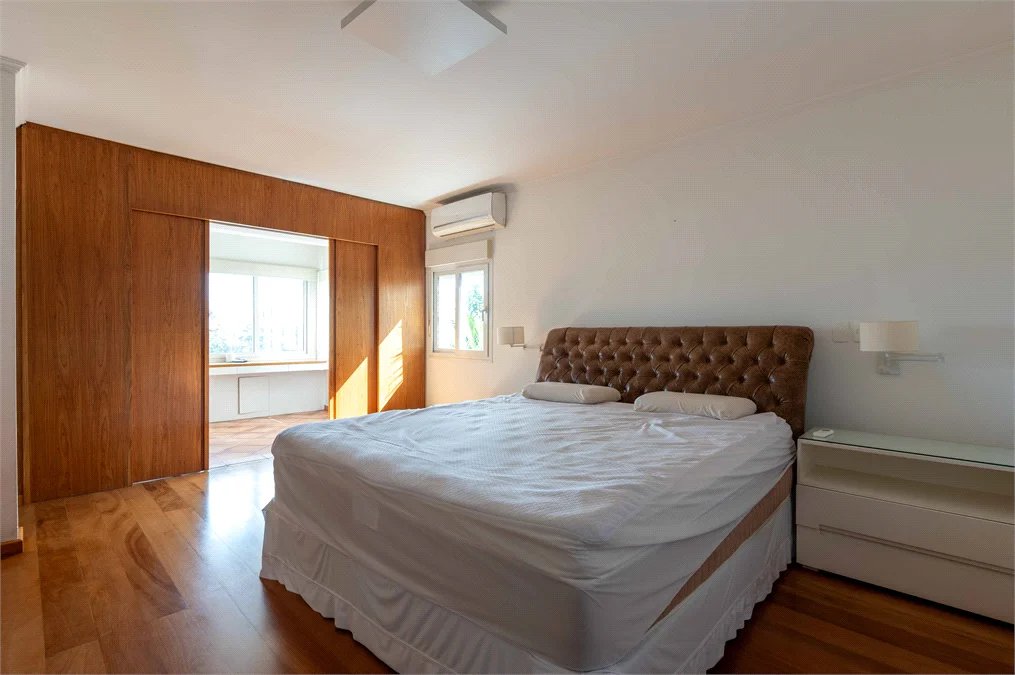 Casa à venda com 6 quartos, sendo 4 suítes,  em Morumbi, São Paulo, SP