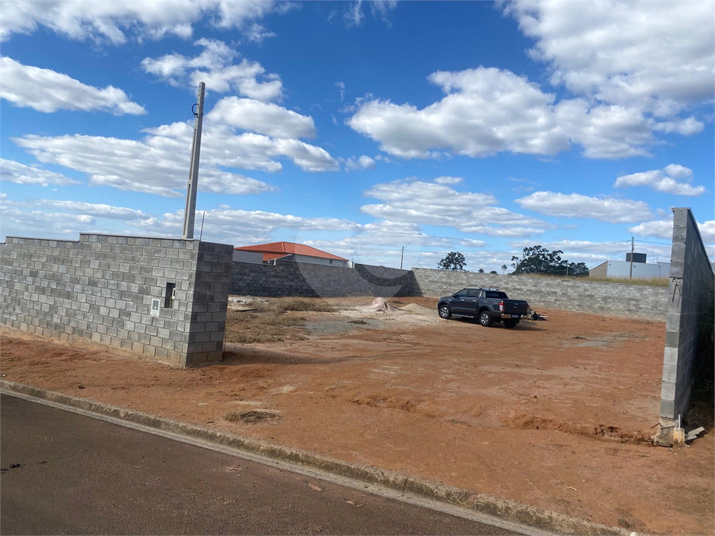 Terreno com 1.000m2 á venda, em São Carlos-SP.