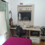 Casa Térrea com 3 dormitórios.