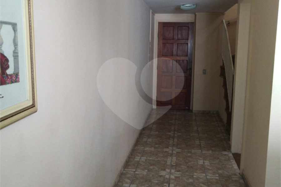 Apartamento duplex, espaçoso, ensolarado. Ideal para uma bela modernização.