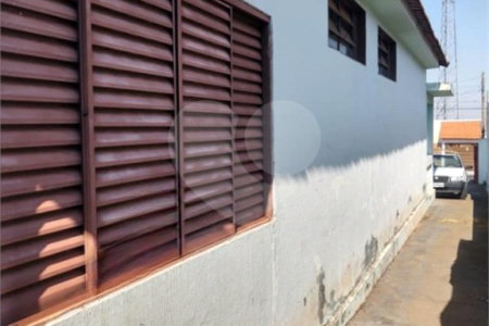 Casa térrea com 2 dormitórios, sendo 1 suíte.