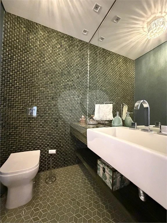 Casa de alto padrão em condomínio exclusivo com 4 suítes