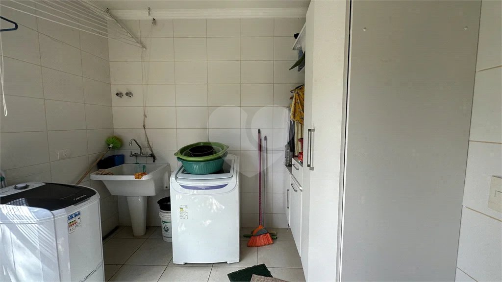 Casa em Condomínio Fechado com 4 suítes e área de lazer completa.