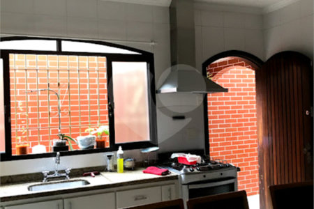 Sobrado com 234m², 3 dormitórios, sendo 1 suíte, 2 vagas, à venda na Vila Ema.