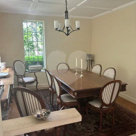 Casa com jardim e área gourmet no Jardim América