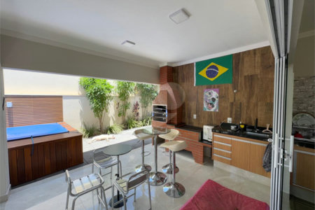 Casa térrea no Condomínio Faixa Azul