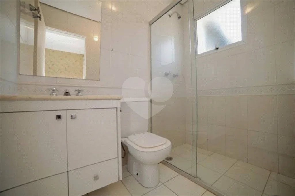 Casa à venda ou para alugar com 5 quartos, sendo 3 suítes, no condomínio Villa Florida, São Paulo - SP