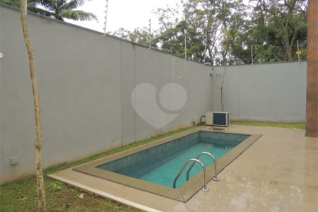Casa à venda com 3 suítes no condomínio Jardim Flora, São Paulo - SP