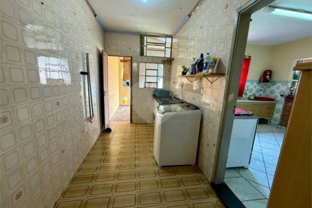 Casa térrea com piscina e 3 quartos.