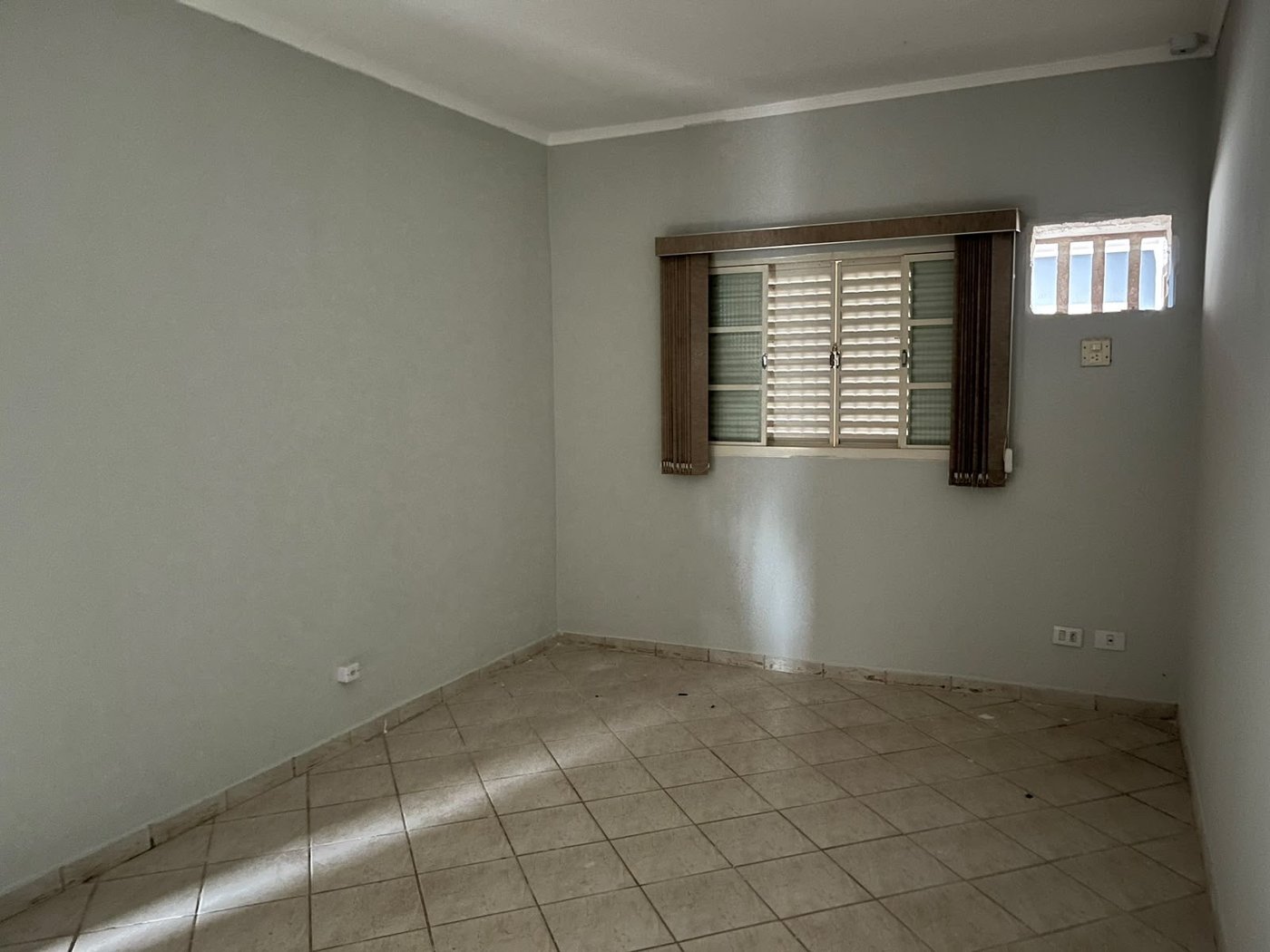 Casa para alugar com 4 quartos, sendo 2 suítes, no Centro, Três Lagoas, MS