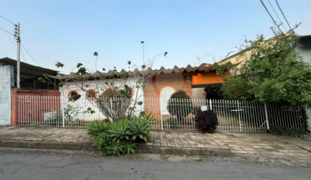 Casa Térrea à venda com 4 quartos, sendo 1 suíte,  em Jardim Santa Augusta, Poços de Caldas, MG