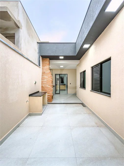 Indaiatuba - Jardim Bom sucesso - Área total: 150m² - Área construída: 115m² - 3 dormitórios sendo 1 suíte com armário planejado;Sala para dois ambientes; Banheiros com box gabinetes e espelhos; Área gourmet com churrasqueira a carvão e móveis planejados; Lavanderia coberta; Ar condicionado na sala
