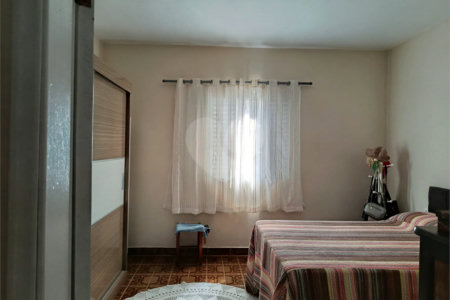 Casa térrea e espaçosa no centro da cidade por apenas R$370.000,00!!! Vamos agendar uma visita?
