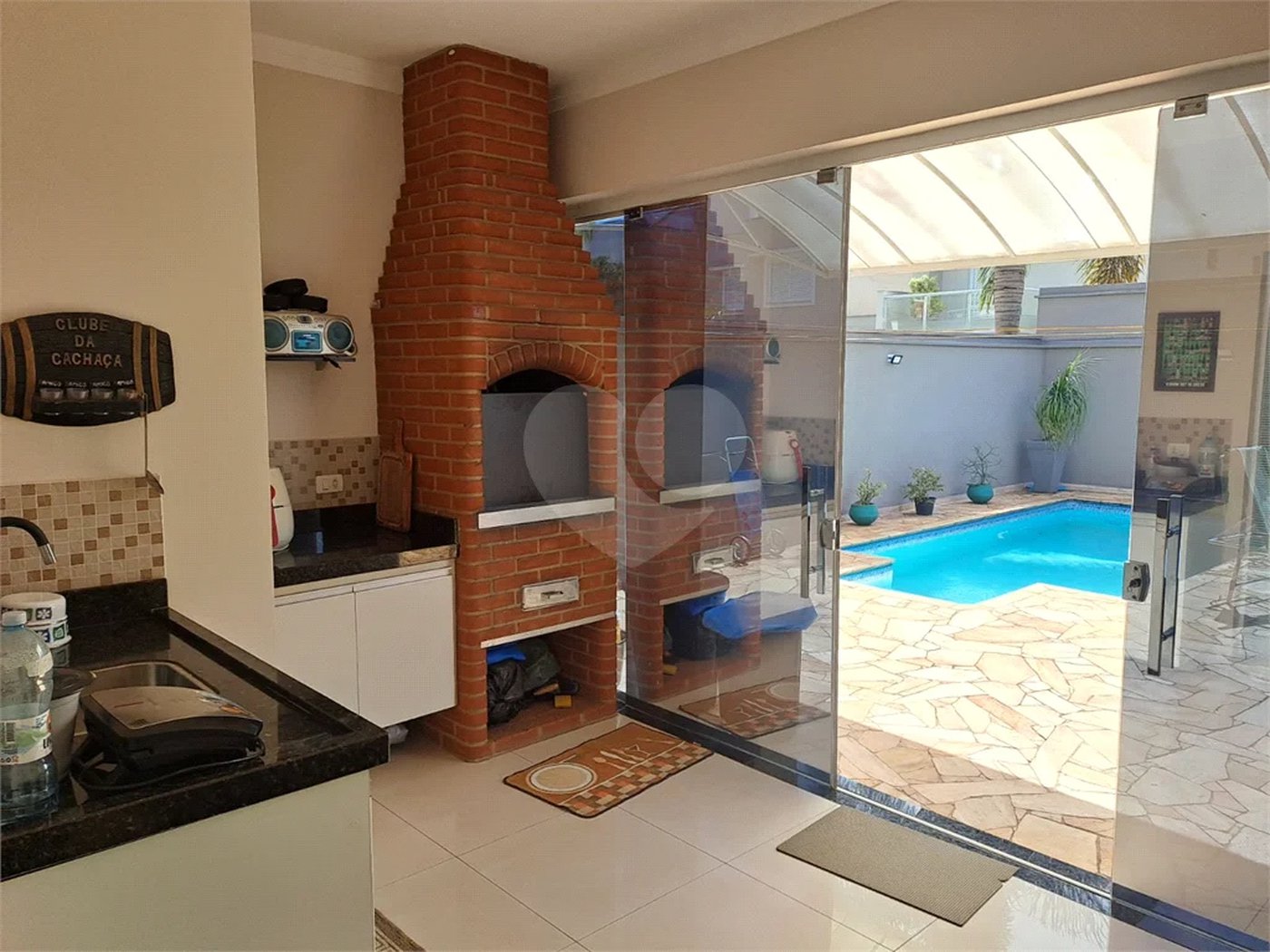 Linda Casa 3 dormitórios com piscina - R$ 950.000,00