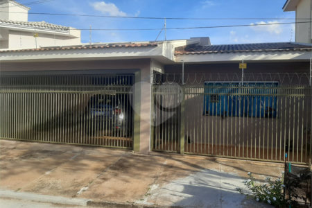 Bela casa com boa localização no bairro Portal do Sol