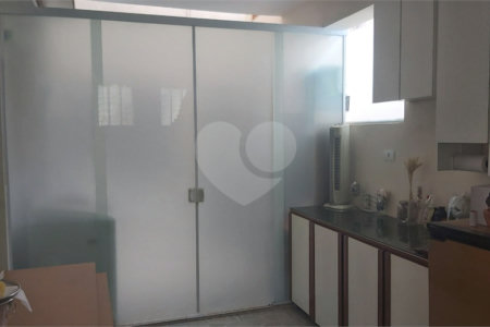 Sobrado com 224m² , 3 dormitórios , sendo 2 suítes , 3 vagas de garagem , 7 banheiros , à venda na Vila Scarpelli em Santo André.