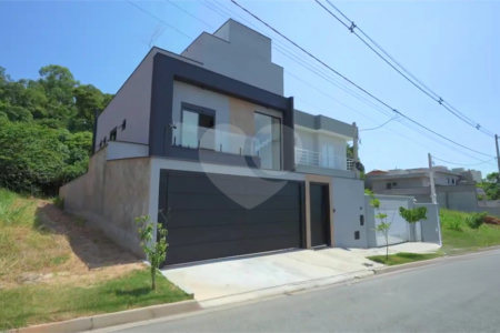 Casa a Venda no Bairro Pinheirinho em Vinhedo/SP