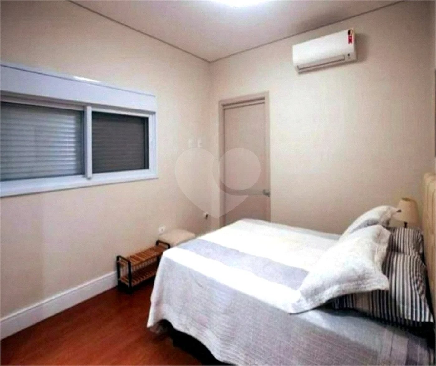 Casa de Alto Padrão em Condomínio com 4 suítes.