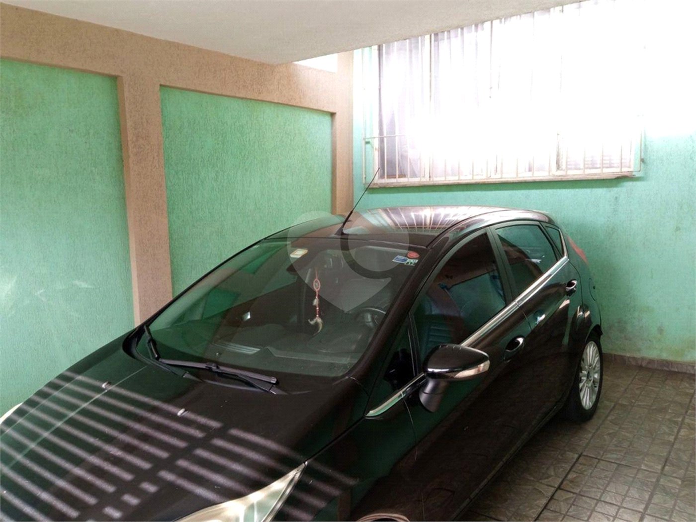 Ótimo sobrado, com amplo espaço interno (127m2), possuindo 03 dormitórios (01 suíte),
